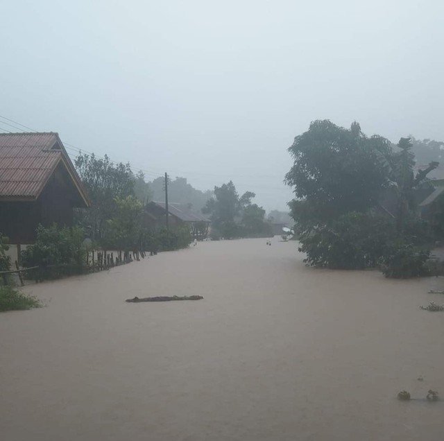 Bão Noru suy yếu vẫn khiến Lào chìm trong 'biển nước' - Ảnh 3.