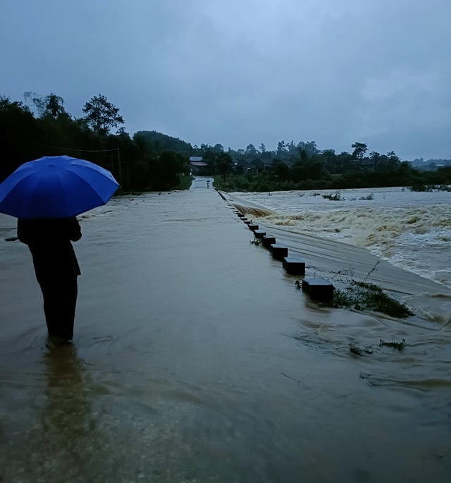 Nghệ An: Mưa lớn sau bão số 4, nhiều địa bàn bị chia cắt, di tản người dân trong đêm - Ảnh 8.