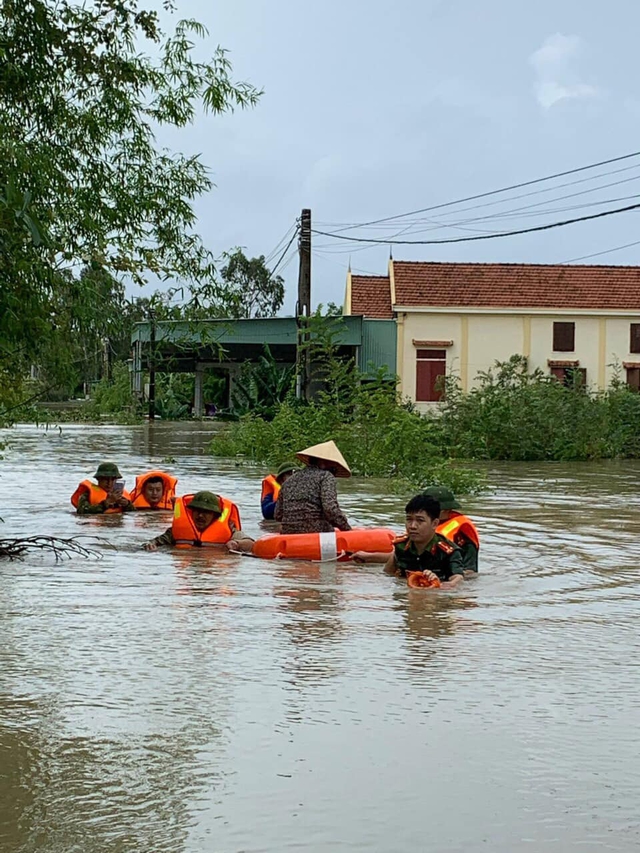 Nghệ An: 2 người tử vong, 1 người mất tích, hàng ngàn ngôi nhà bị sập do mưa lớn - Ảnh 1. Nghệ An: 2 người tử vong, 1 người mất tích, hàng ngàn ngôi nhà bị sập do mưa lớn - Ảnh 1.