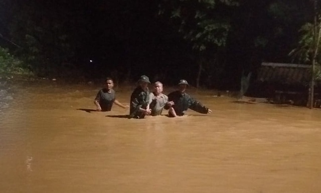 Nghệ An: Mưa lũ khiến thêm 4 người chết, mất tích, trắng đêm khắc phục vỡ đê - Ảnh 2.