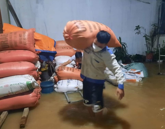 Nghệ An: Mưa lớn sau bão số 4, nhiều địa bàn bị chia cắt, di tản người dân trong đêm - Ảnh 4.