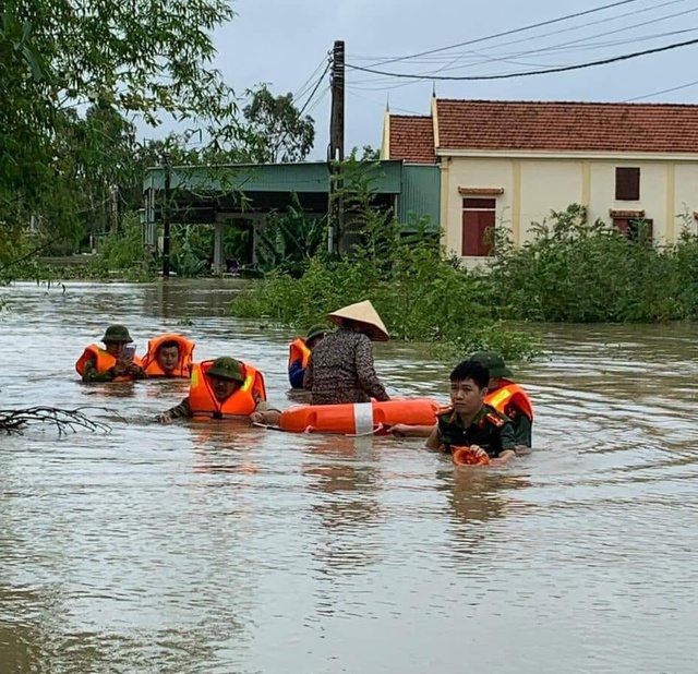 Hơn 300 trường học ở Nghệ An cho học sinh nghỉ học do mưa lớn, ngập sâu - Ảnh 2.