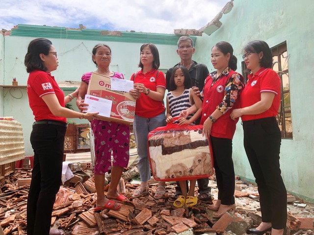 Lãnh đạo Hội Chữ thập đỏ tỉnh Quảng Nam thăm hỏi và hỗ trợ cho các gia đình có nhà sập đổ bởi bão Noru tại huyện Quế Sơn và Điện Bàn và hỗ trợ bước đầu mỗi hộ 1 triệu đồng và các vật dụng thiết yếu.