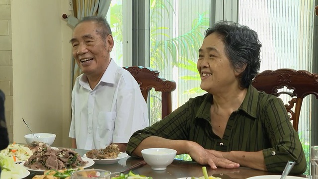Tình yêu và hôn nhân đặc biệt của thầy giáo Nguyễn Ngọc Ký với hai chị em ruột - Ảnh 2.