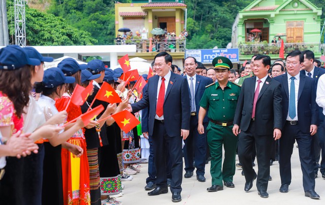 Chủ tịch Quốc hội Vương Đình Huệ dự lễ khai giảng và khánh thành trường học mới huyện vùng cao, biên giới  Nghệ An - Ảnh 1.