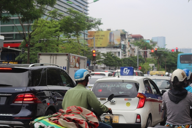 Dòng người đổ về Thủ đô, cửa ngõ Hà Nội ùn tắc - Ảnh 9.