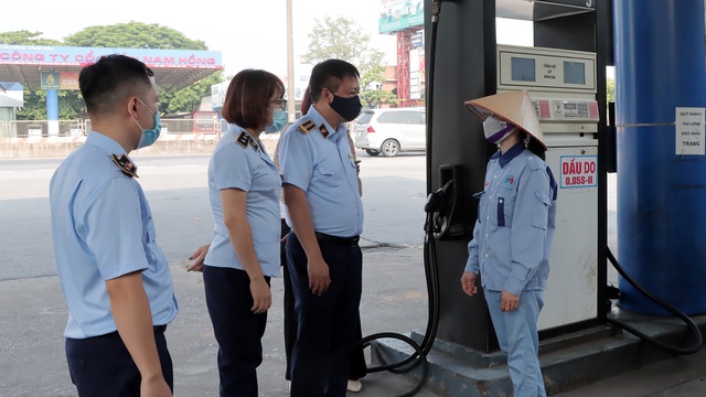 Phó Tổng cục trưởng Tổng cục QLTT Hoàng Ánh Dương giám sát tình hình hoạt động kinh doanh xăng dầu tại CHXD dầu số 2 của Công ty cổ phần Nam Hồng. Ảnh QLTT Hà Nội