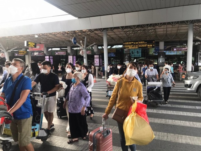 Ngày cuối nghỉ lễ, khách đổ về sân bay Nội Bài và Tân Sơn Nhất tăng đột biến - Ảnh 3.