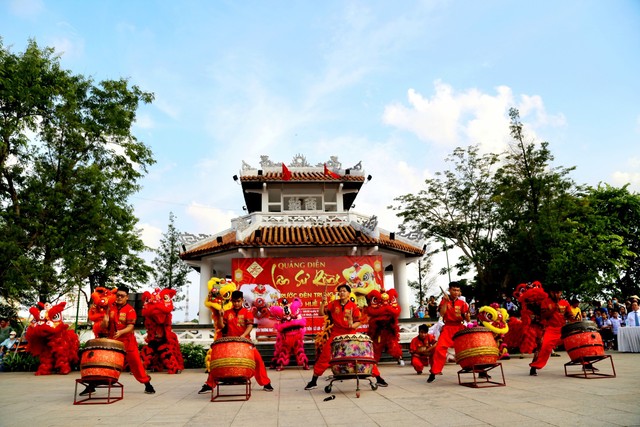 Sôi động Lễ hội quảng diễn Lân Sư Rồng, rước đèn Trung thu trên đường phố Huế - Ảnh 1.