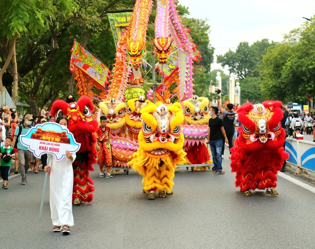 Sôi động Lễ hội quảng diễn Lân Sư Rồng, rước đèn Trung thu trên đường phố Huế - Ảnh 2.