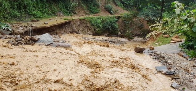 Khẩn trương khắc phục mưa lũ trên địa bàn huyện miền núi Nghệ An  - Ảnh 1.