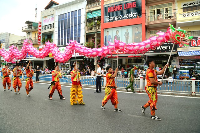 Sôi động Lễ hội quảng diễn Lân Sư Rồng, rước đèn Trung thu trên đường phố Huế - Ảnh 4.