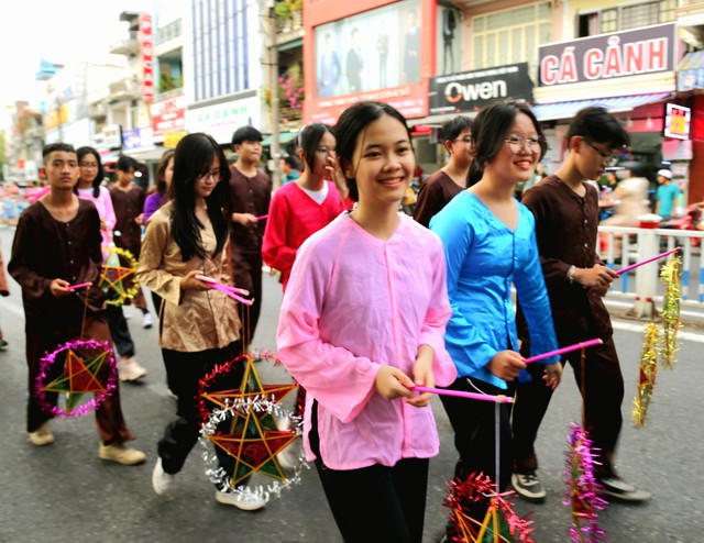 Sôi động Lễ hội quảng diễn Lân Sư Rồng, rước đèn Trung thu trên đường phố Huế - Ảnh 5.