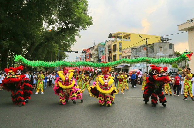 Sôi động Lễ hội quảng diễn Lân Sư Rồng, rước đèn Trung thu trên đường phố Huế - Ảnh 7.