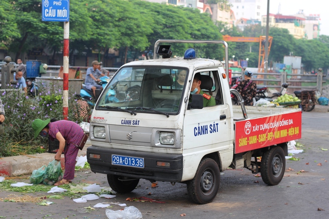 Hà Nội: ‘Coi thường’ biển cấm, người dân ngang nhiên họp chợ - Ảnh 14.