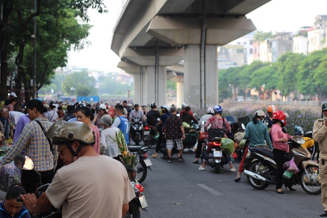 Hà Nội: ‘Coi thường’ biển cấm, người dân ngang nhiên họp chợ - Ảnh 3.