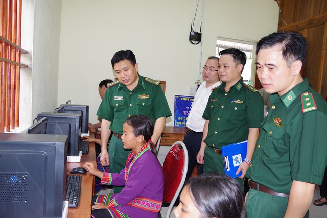Bộ đội Biên phòng Nghệ An đem công nghệ thông tin 4.0 đến với đồng bào vùng biên giới - Ảnh 3.