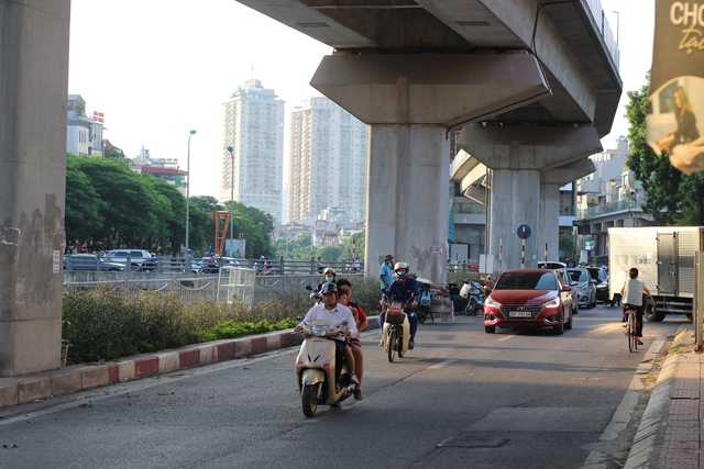 Hà Nội: ‘Coi thường’ biển cấm, người dân ngang nhiên họp chợ - Ảnh 16.