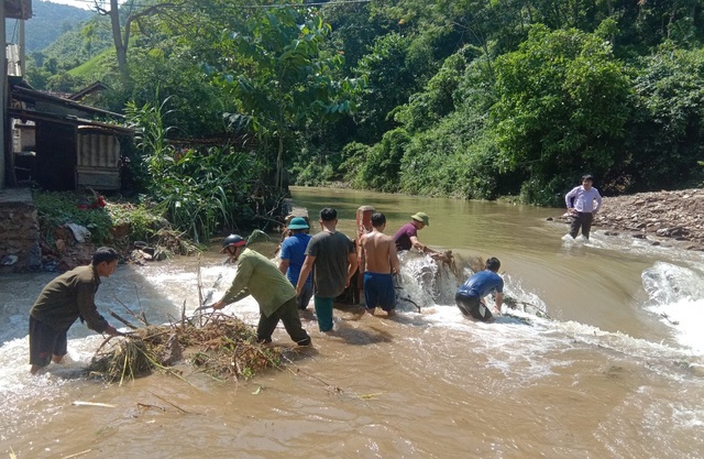 Nghệ An: Mưa lớn khiến nhiều địa phương bị ngập lụt, 1 học sinh bị nước cuốn mất tích          - Ảnh 4.