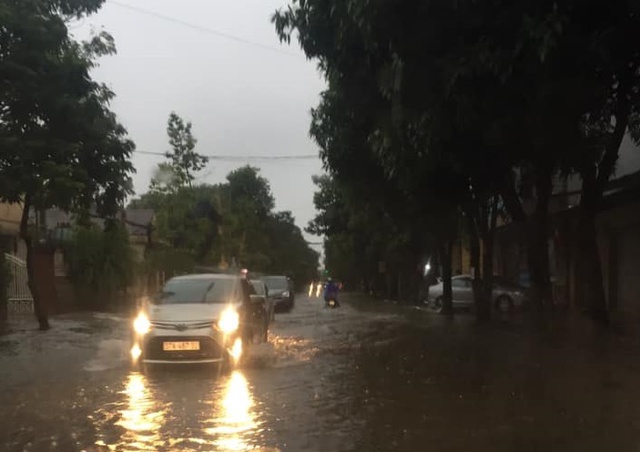 Nghệ An: Mưa lớn khiến nhiều địa phương bị ngập lụt, 1 học sinh bị nước cuốn mất tích          - Ảnh 2.