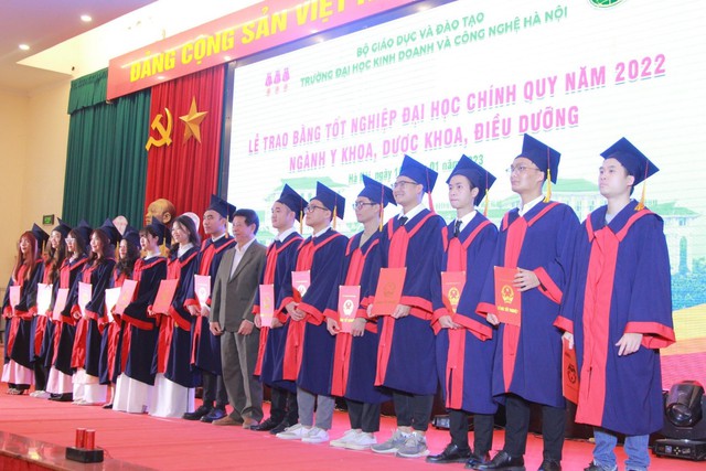 Khóa sinh viên Y khoa đầu tiên tại Trường ĐH Kinh doanh Công nghệ Hà Nội tốt nghiệp - Ảnh 1.