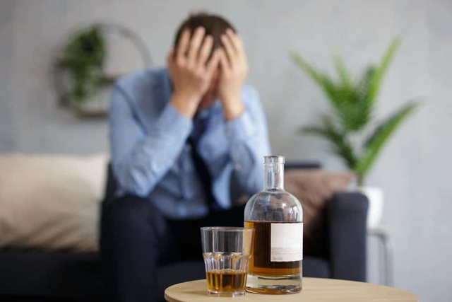 Đau đầu sau uống rượu bia có nên dùng thuốc giảm đau? - Ảnh 2.