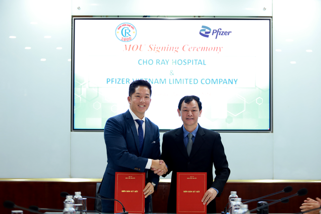 Pfizer Việt Nam và Bệnh viện Chợ Rẫy ký biên bản ghi nhớ hợp tác quản lý kháng sinh - Ảnh 1. Pfizer Việt Nam và Bệnh viện Chợ Rẫy ký biên bản ghi nhớ hợp tác quản lý kháng sinh - Ảnh 1.