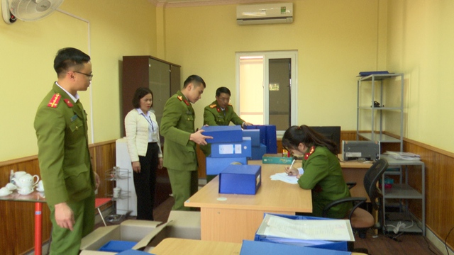 Công an tỉnh Sơn La khám xét, thu giữ nhiều tài liệu tại các trung tâm đăng kiểm.