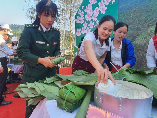 Người lính quân hàm xanh mang Tết ấm đến bà con vùng biên - Ảnh 2.