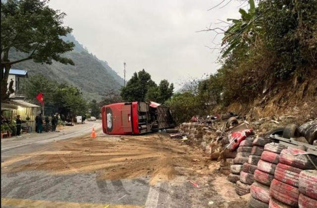 Xe khách gây tai nạn khiến 3 người tử vong trên QL6 đã hết đăng kiểm - Ảnh 2.