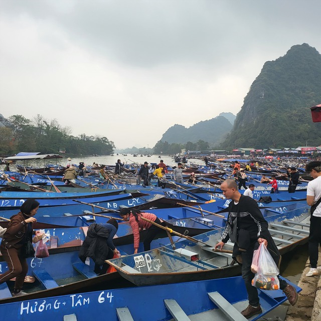 Chưa khai hội, hàng vạn du khách đã đến Chùa Hương đi lễ đầu năm - Ảnh 2.