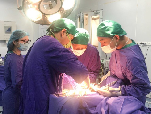 U gan bất ngờ vỡ bệnh nhân nam 53 tuổi được thầy thuốc xuyên Tết cứu sống - Ảnh 1.