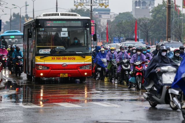 Ngày đầu tiên đi làm sau nghỉ Tết, miền Bắc chìm trong rét đậm rét hại - Ảnh 2.