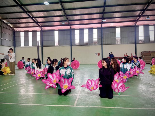 Lễ hội đền Đông Cuông: 300 phụ nữ dân tộc Tày tập luyện cho màn 'xòe cổ hầu Mẫu' - Ảnh 3.
