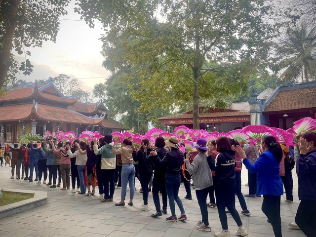 Lễ hội đền Đông Cuông: 300 phụ nữ dân tộc Tày tập luyện cho màn 'xòe cổ hầu Mẫu' - Ảnh 4.