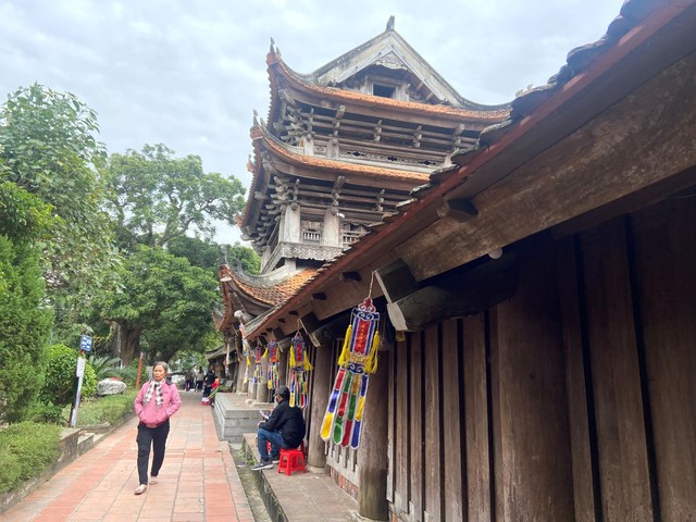 Thái Bình: Hàng nghìn du khách đổ về ngôi chùa cổ gần 400 năm trong dịp năm mới - Ảnh 3.