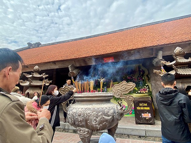 Thái Bình: Hàng nghìn du khách đổ về ngôi chùa cổ gần 400 năm trong dịp năm mới - Ảnh 4.
