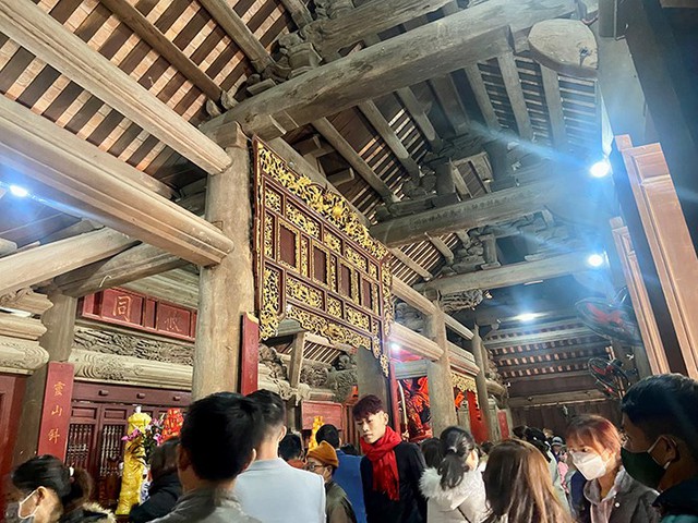 Thái Bình: Hàng nghìn du khách đổ về ngôi chùa cổ gần 400 năm trong dịp năm mới - Ảnh 5.