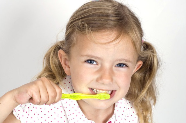 Biểu hiện sâu răng sớm ở trẻ và cách dự phòng - Ảnh 3.