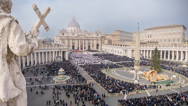 Giáo hoàng Francis chủ trì tang lễ người tiền nhiệm Benedict XVI - Ảnh 2.