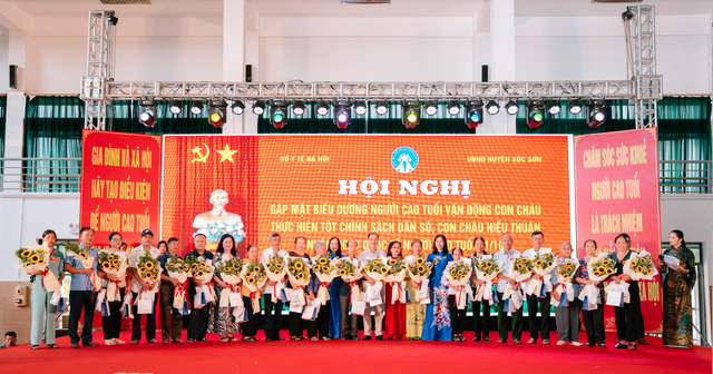 100 người cao tuổi huyện Sóc Sơn phấn khởi nhận biểu dương nhân ngày Quốc tế Người cao tuổi - Ảnh 1.