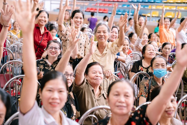 100 người cao tuổi huyện Sóc Sơn phấn khởi nhận biểu dương nhân ngày Quốc tế Người cao tuổi - Ảnh 2.