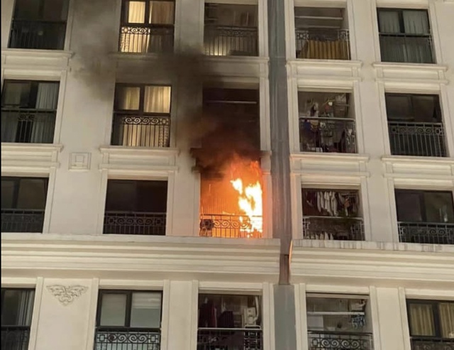 Cháy căn hộ chung cư cao tầng tại Mỹ Đình, Hà Nội - Ảnh 1.