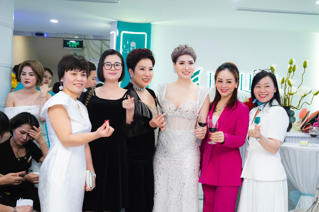 CEO Helen Nguyen- mang đến cho Phụ nữ Việt Nam sự hạnh phúc và trẻ đẹp - Ảnh 2.