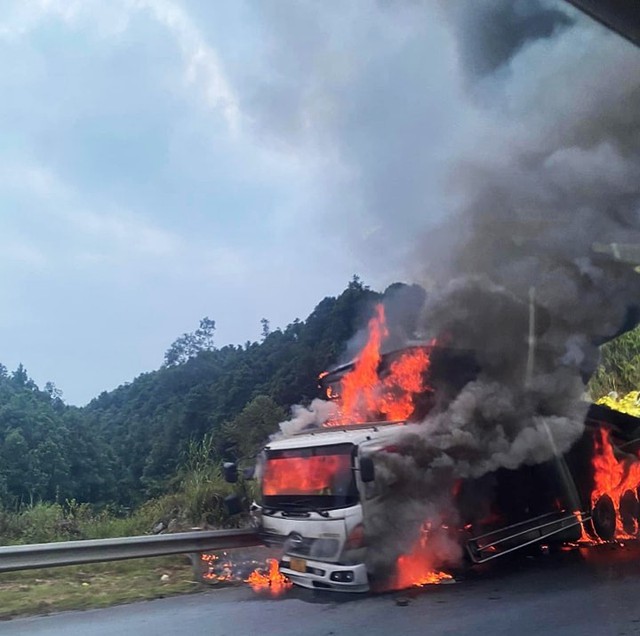 [VIDEO] Cháy ô tô đang di chuyển trên cao tốc Nội Bài - Lào Cai - Ảnh 3.