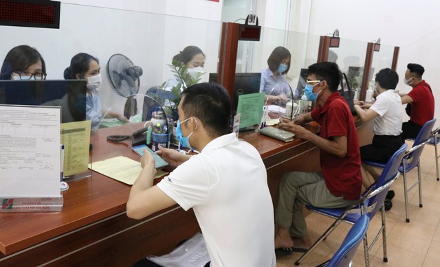 Từ 15/10, Hà Nội dừng in thẻ BHYT giấy trả cho người hưởng trợ cấp thất nghiệp - Ảnh 1.