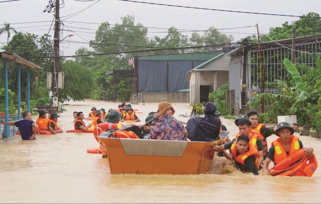 Thủ tướng: Chủ động sơ tán ngay những hộ dân ở khu vực nguy hiểm do mưa lũ tại miền Trung - Ảnh 1.