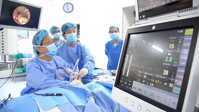 Bác sĩ Việt Nam trình diễn phẫu thuật nội soi tai phức tạp tại Hội nghị quốc tế - Ảnh 2.