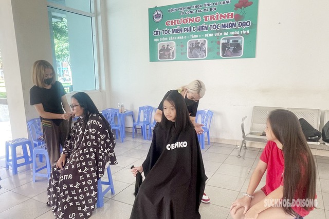 Trẻ em vùng cao hiến tóc tặng các 'chiến binh' đang điều trị ung thư ở Hà Nội - Ảnh 5.