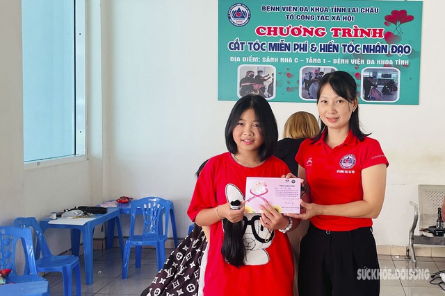 Trẻ em vùng cao hiến tóc tặng các 'chiến binh' đang điều trị ung thư ở Hà Nội - Ảnh 2.